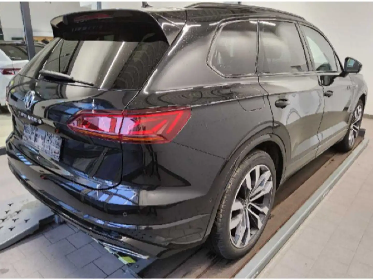Volkswagen Touareg R line 3.0 TDI MATRIX AHK PANO LUFT Schwarz - 2