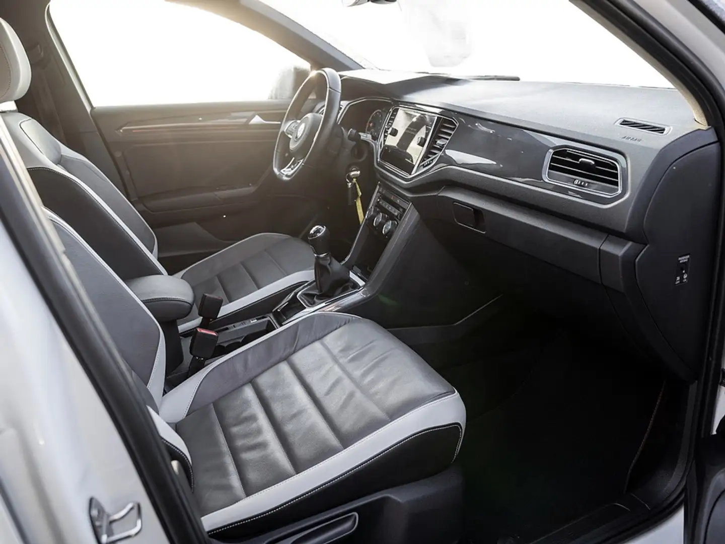 Volkswagen T-Roc 1.5 TSI Sport AHK R-LINE LED KAM LEDER Weiß - 2