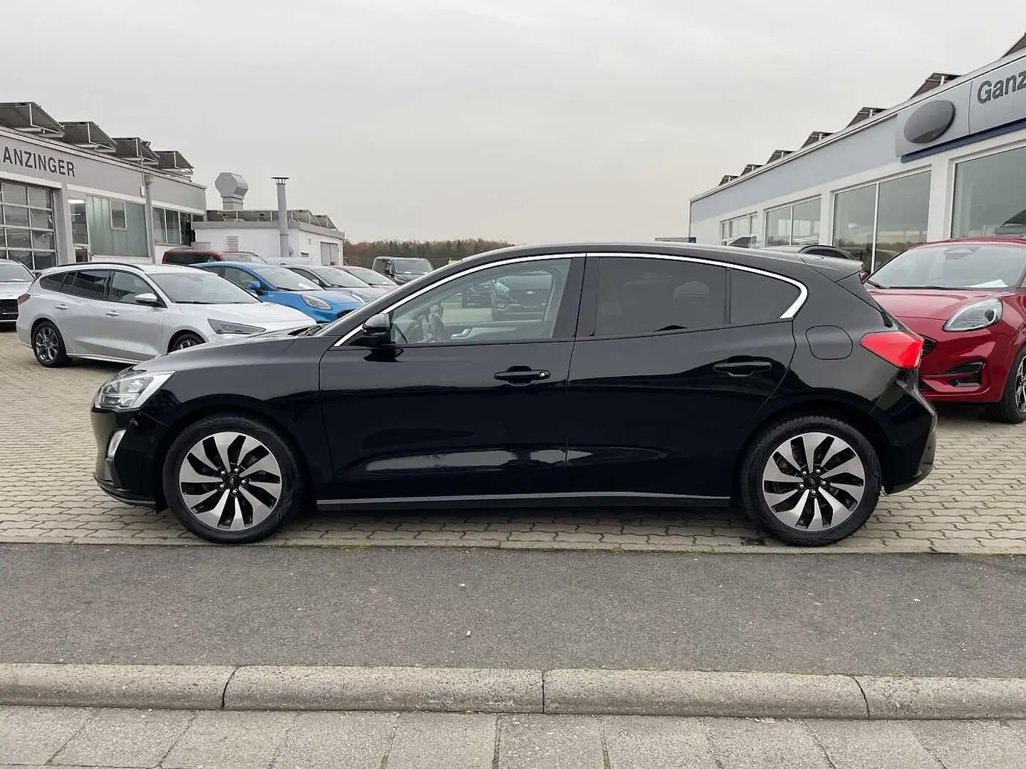 Ford Focus Cool & Connect 5-tg., LED+NAVI+PDC+KAMERA+KEY-FREE Schwarz - 2