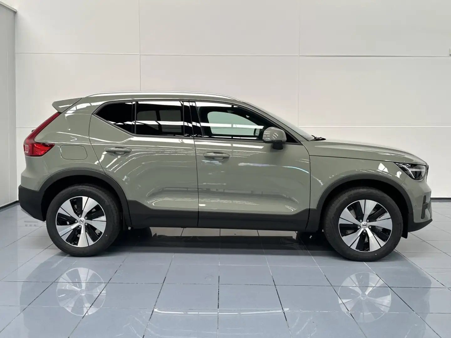 Volvo XC40 B3 Plus Aut. Gris - 2