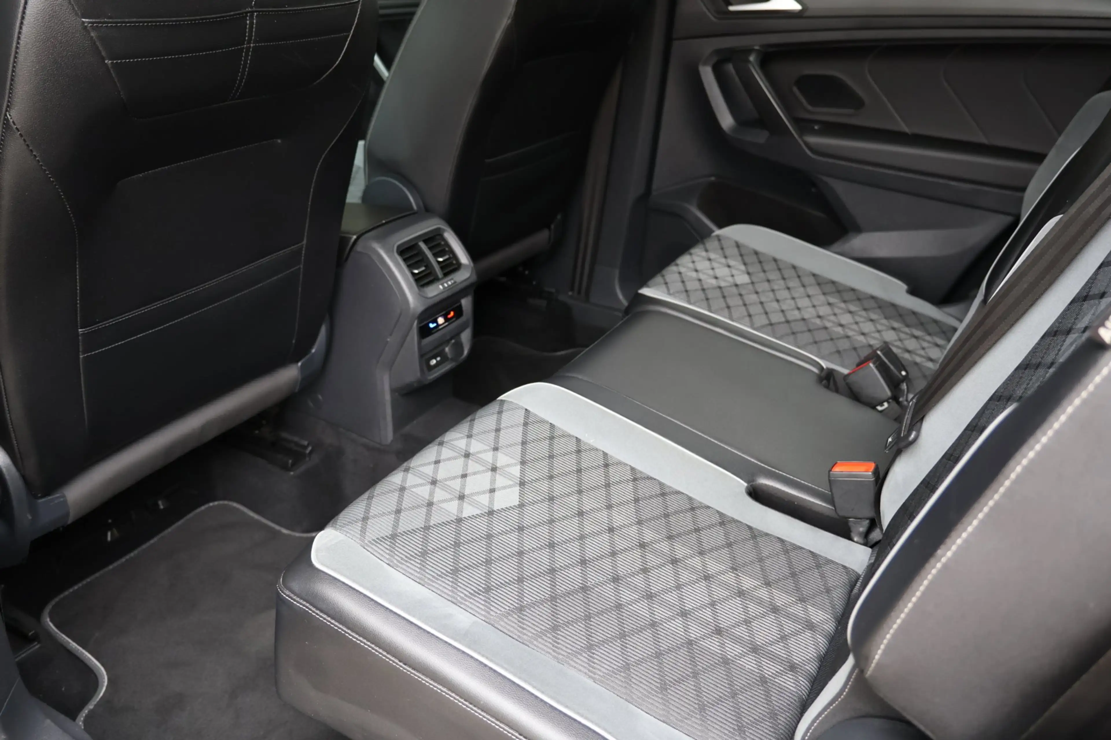 Volkswagen Tiguan Allspace 1.5 TSI R-Line 7p | panoramadak | head-up | harman — photo 24