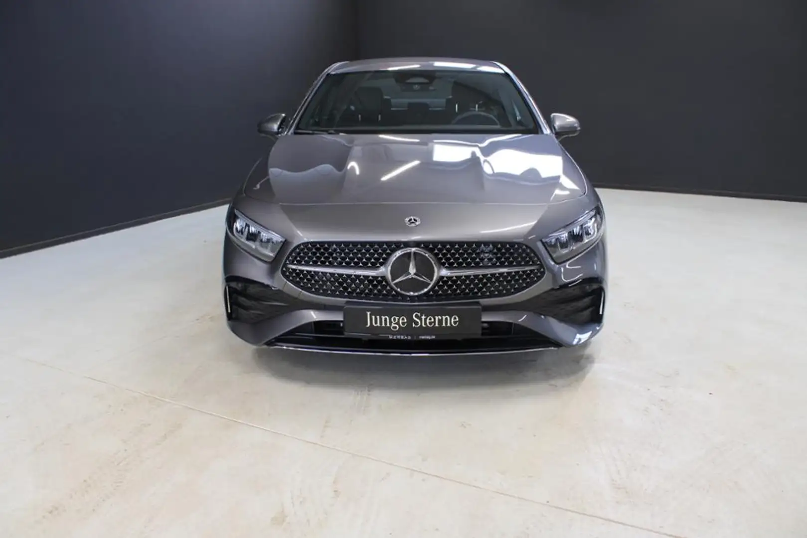 Mercedes-Benz A 180 *Limousine AMG Ambie LED Kamera Navi Lim Grau - 2