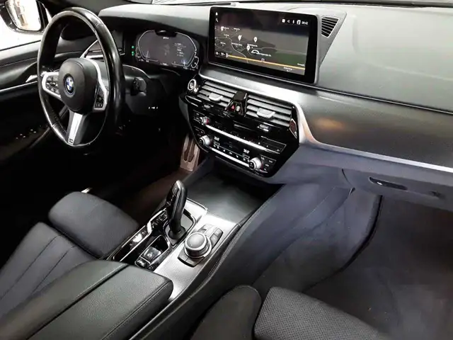BMW 5 Series view 9