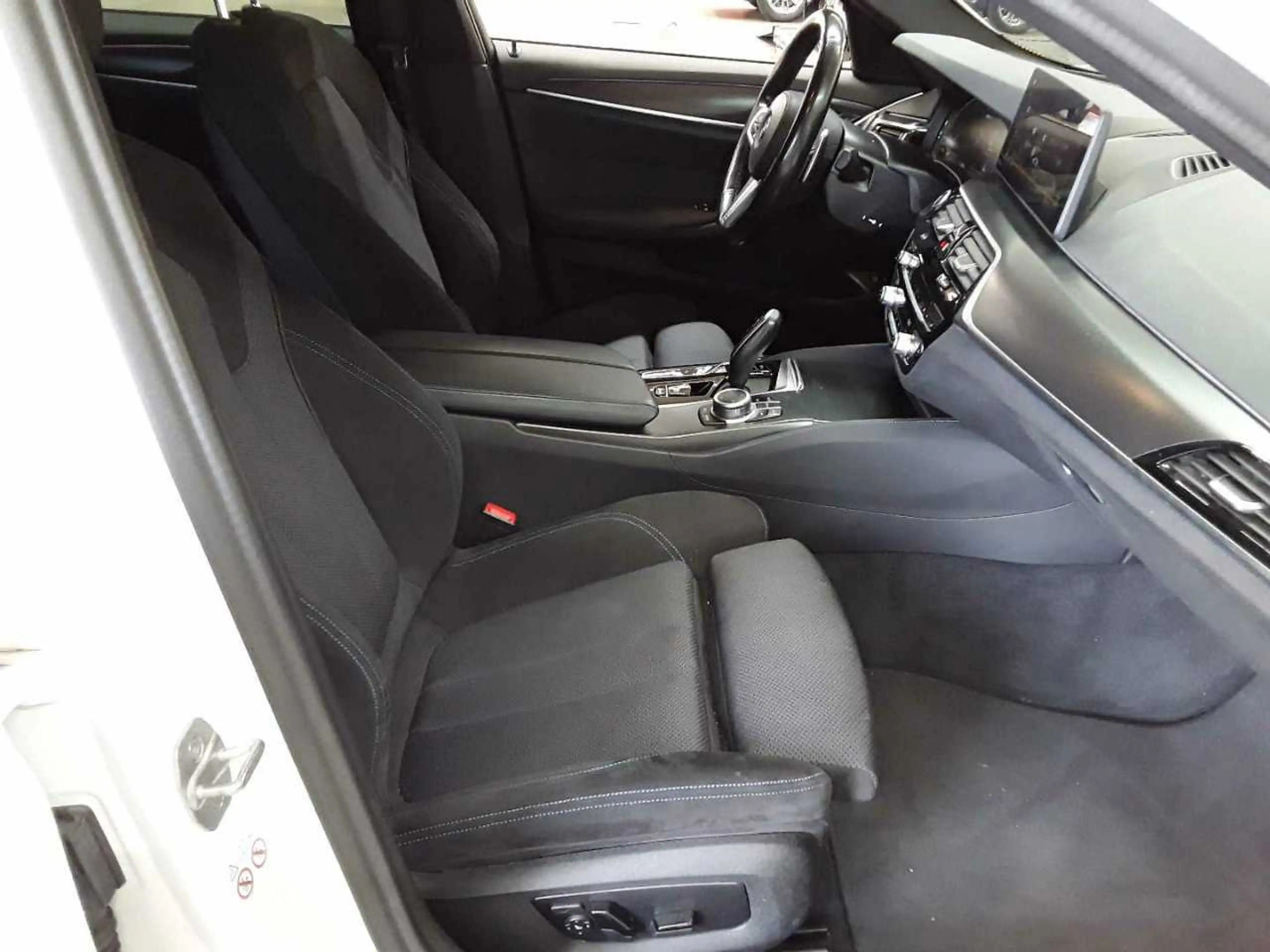 BMW 520 520e Touring Aut. M Sport Pano AHK Navi — photo 8