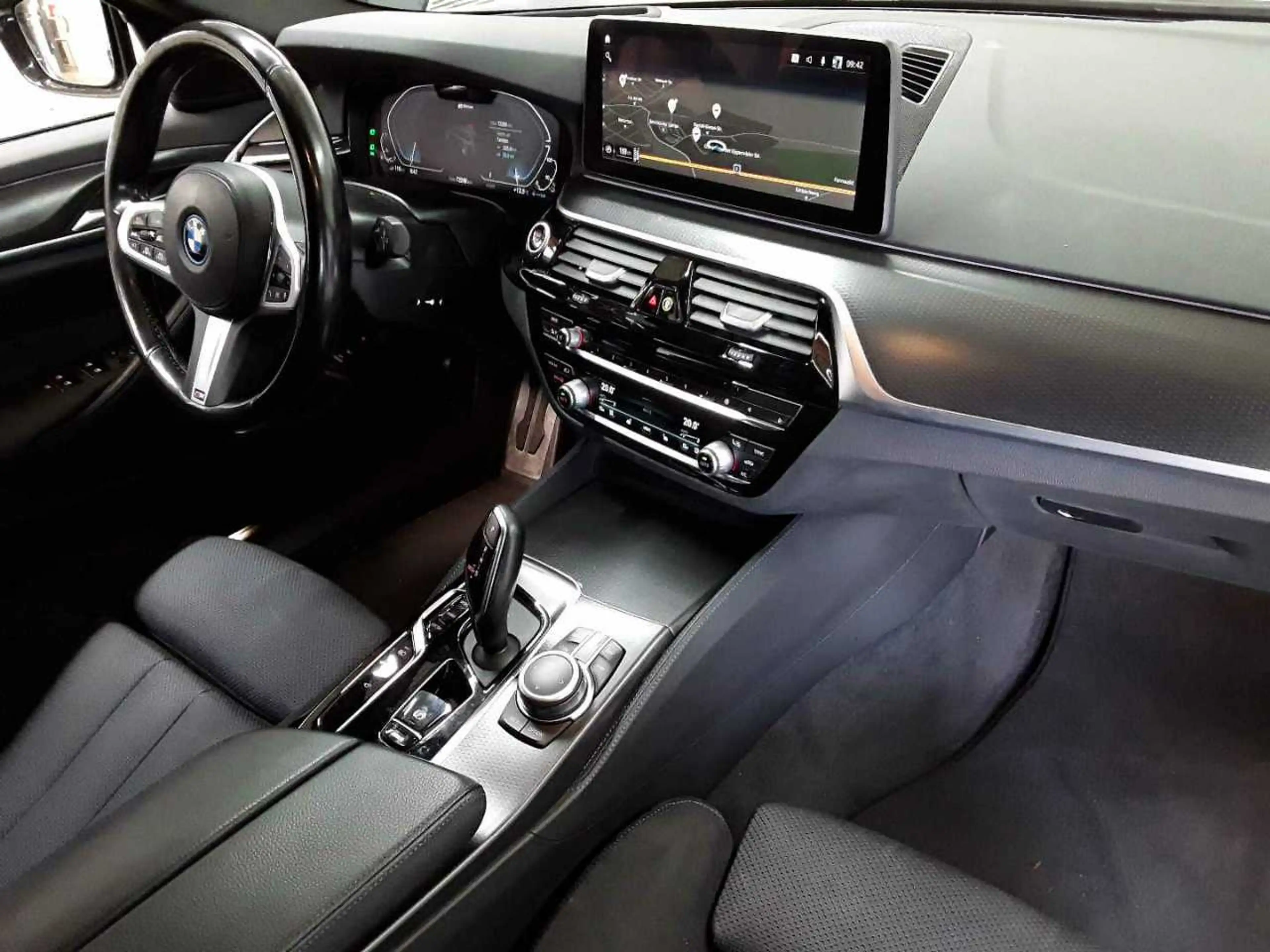BMW 520 520e Touring Aut. M Sport Pano AHK Navi — photo 9