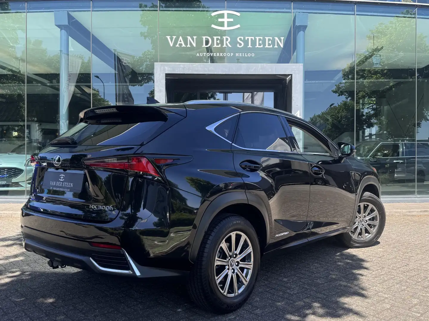 Lexus NX 300h Edition 30 Draadloze telefoonlader | Dealer Onderh Černá - 2
