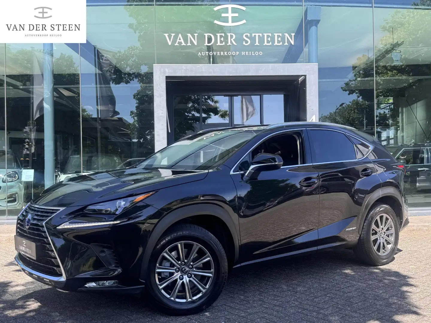 Lexus NX 300h Edition 30 Draadloze telefoonlader | Dealer Onderh Černá - 1