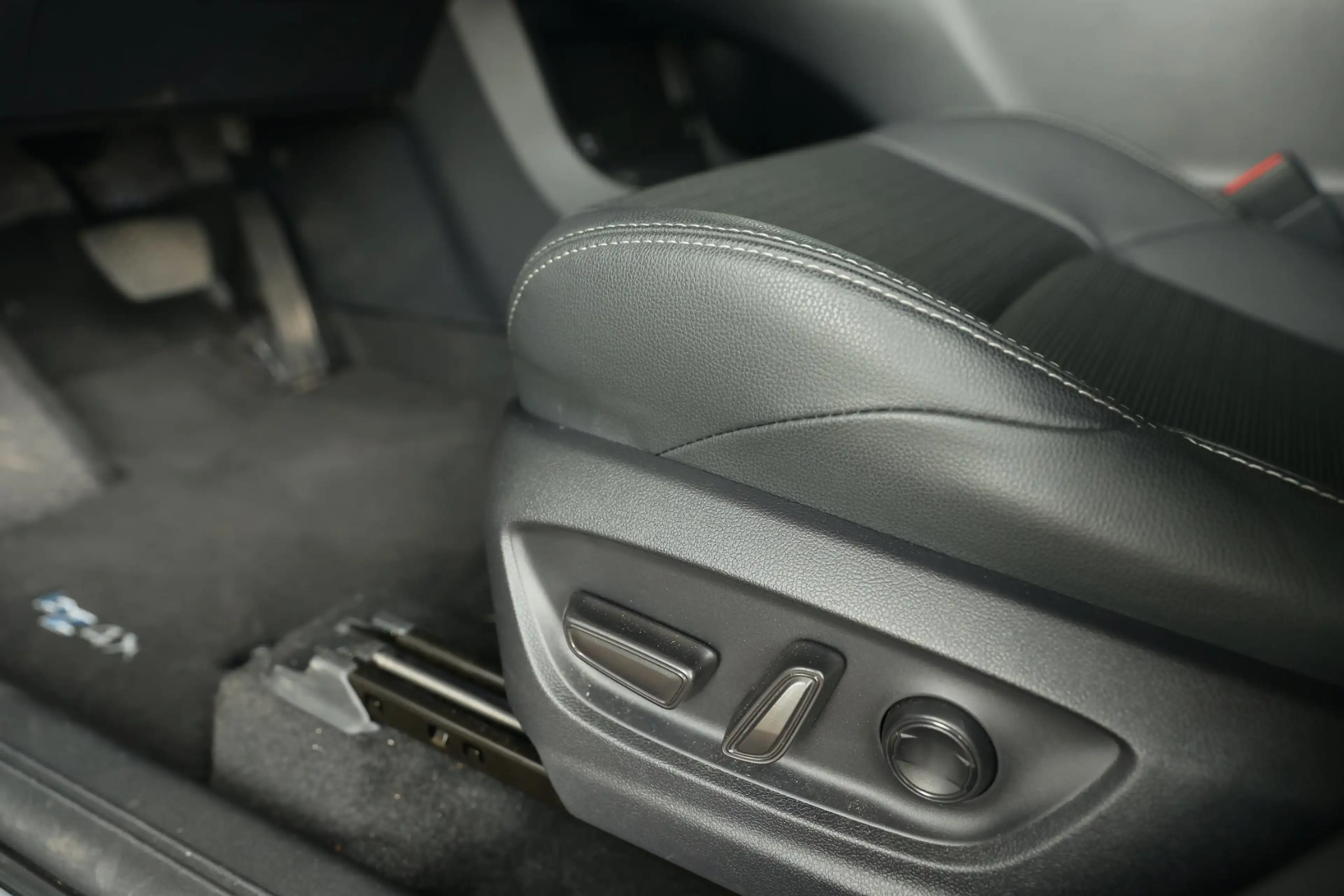 Toyota bZ4X AWD full option Dark Rebel Edition — photo 11