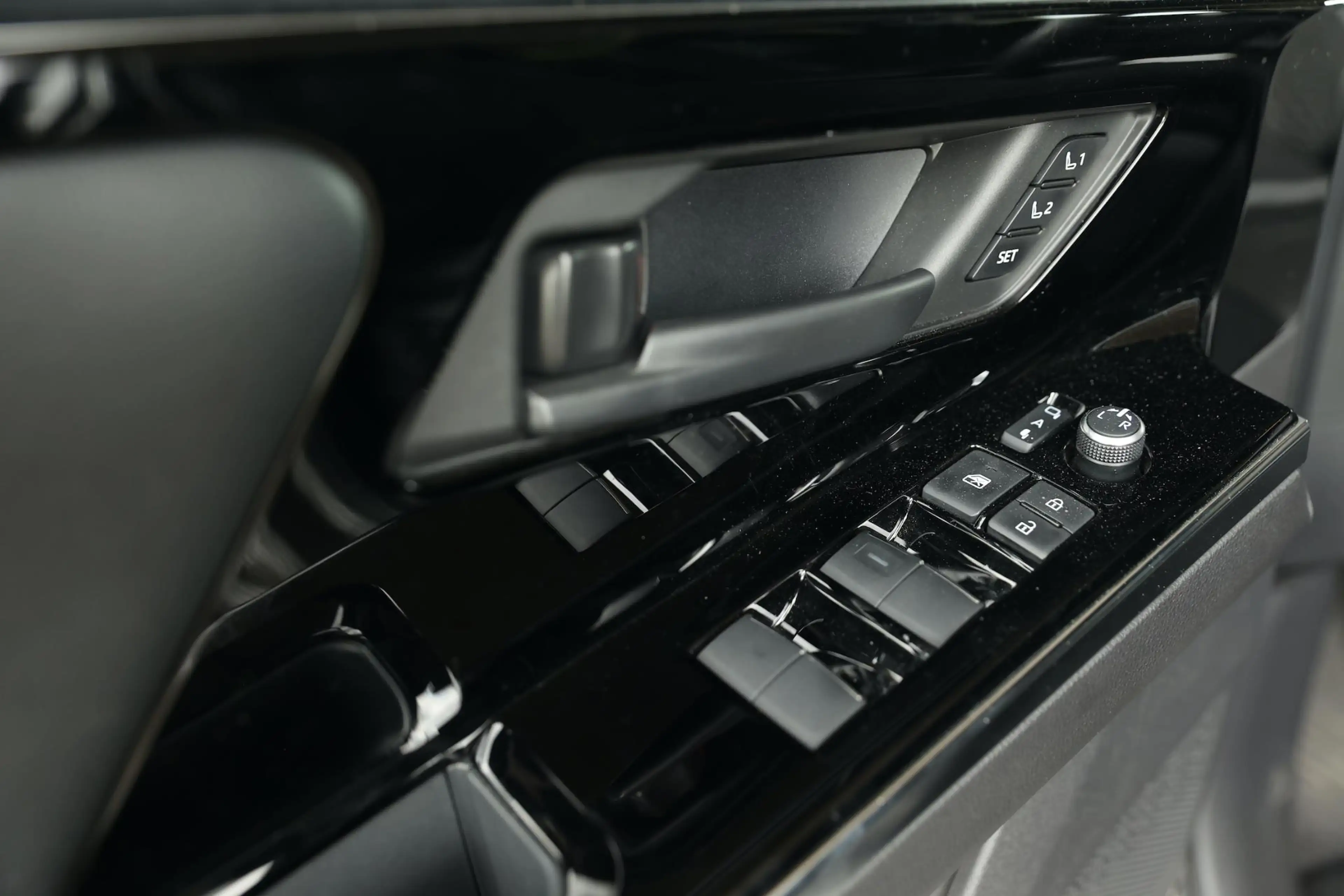 Toyota bZ4X AWD full option Dark Rebel Edition — photo 12