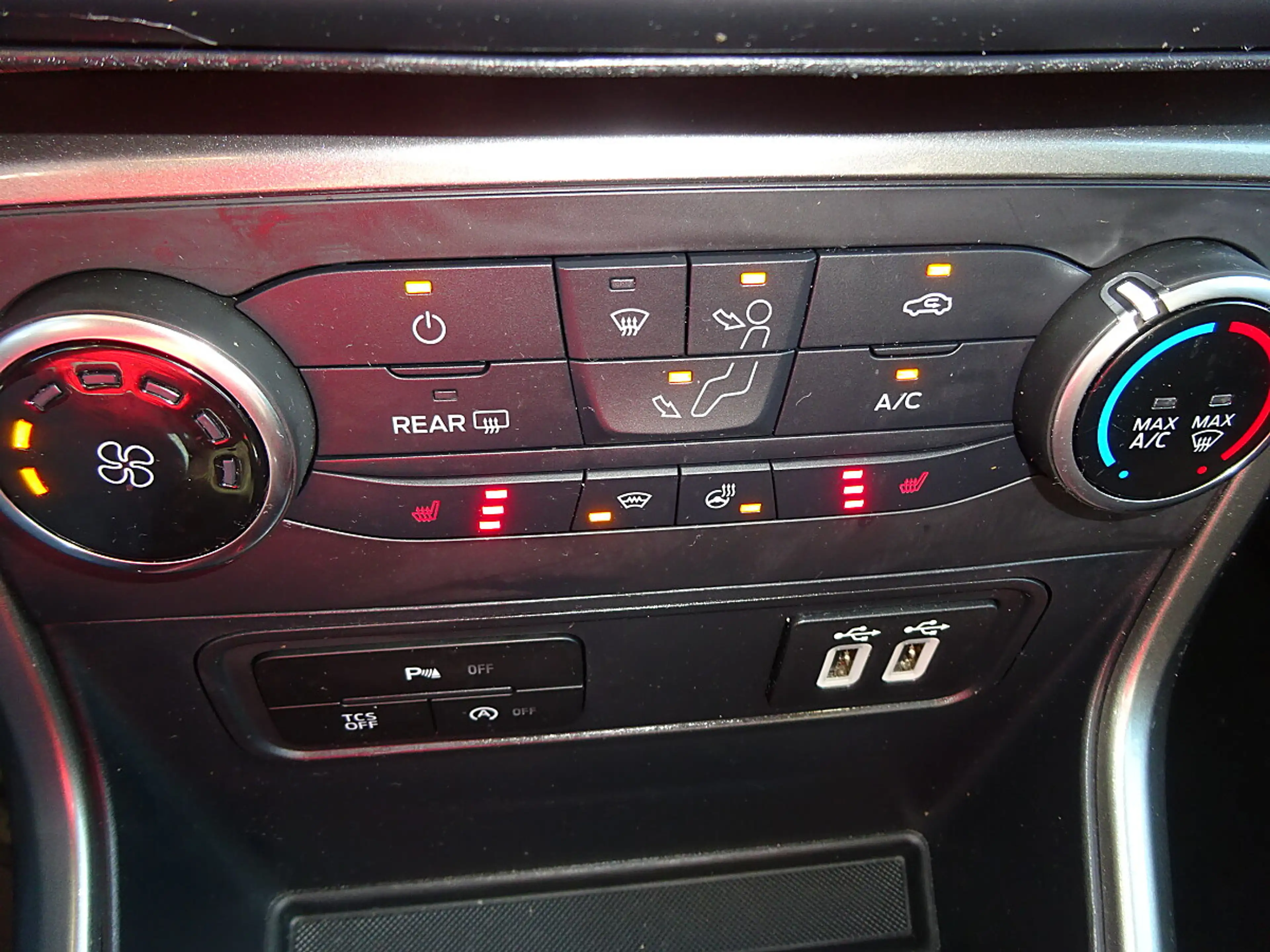Ford EcoSport 1,0 EcoBoost Cool & Connect — photo 11