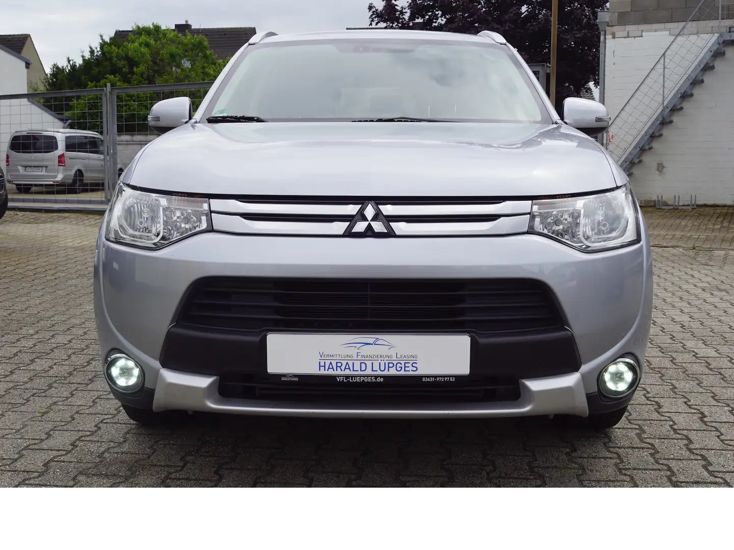 Mitsubishi Outlander Diamant Edition 4WD, Navi, AHK, Euro 5 Zilver - 2