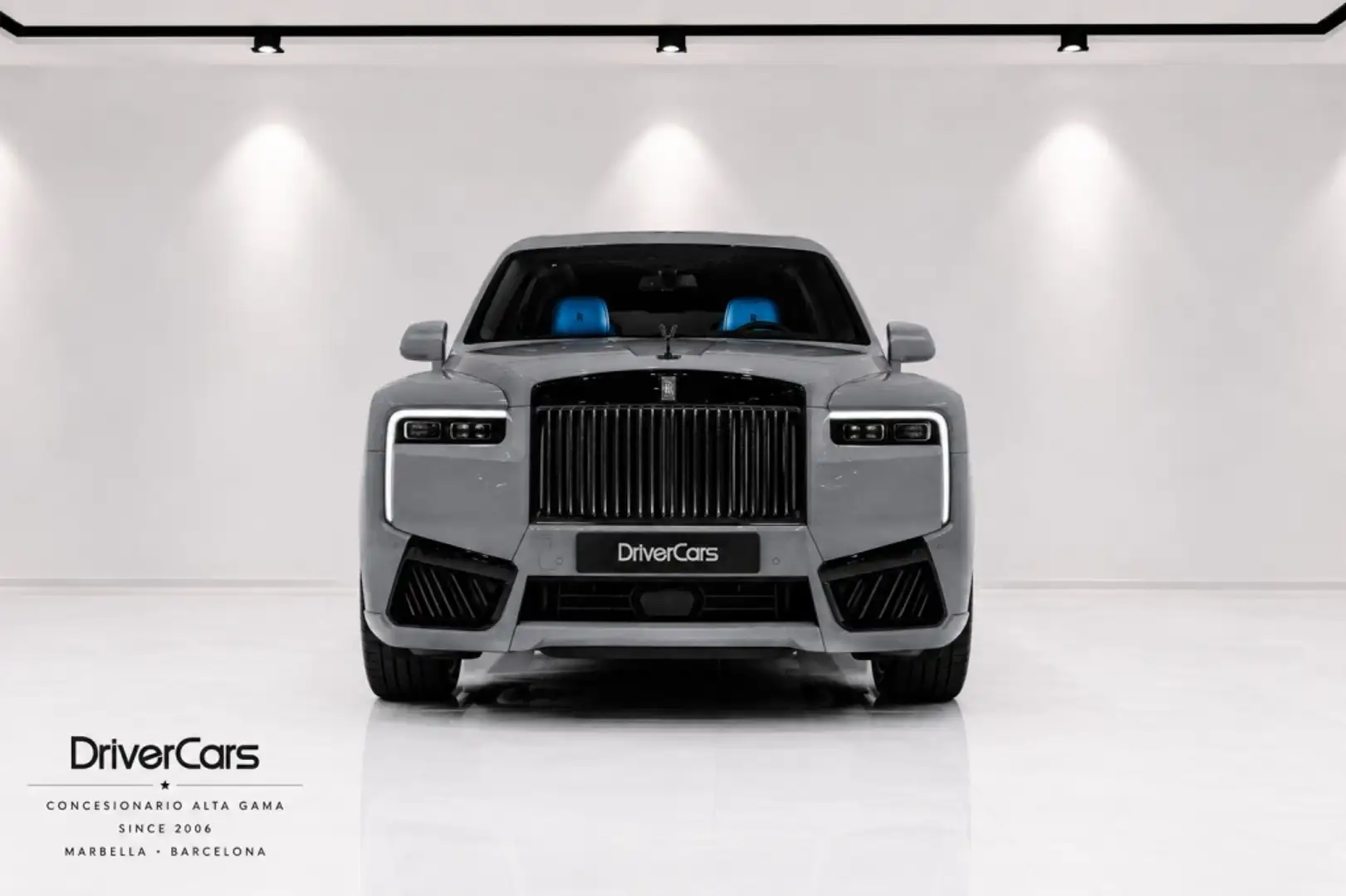 Rolls-Royce Cullinan Black Badge Grau - 2