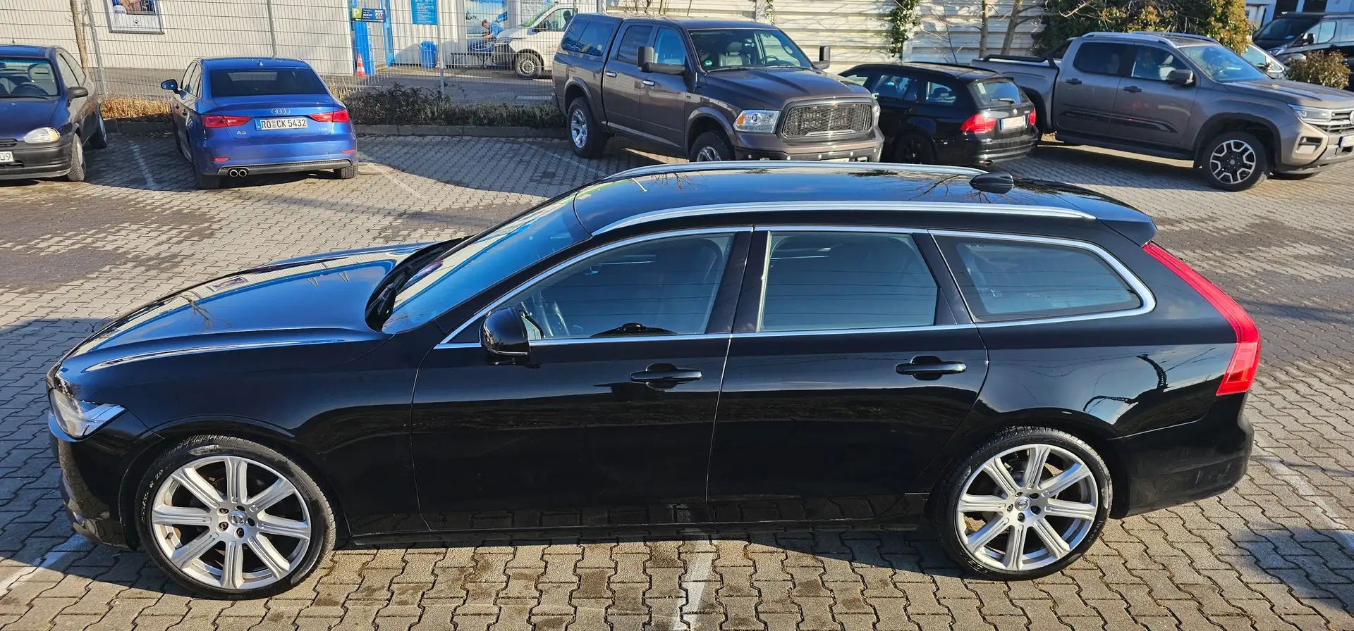 Volvo V90 Momentum*Navi*El.Heckklappe*LED*SHZ*Tempo*Kamera* crna - 2