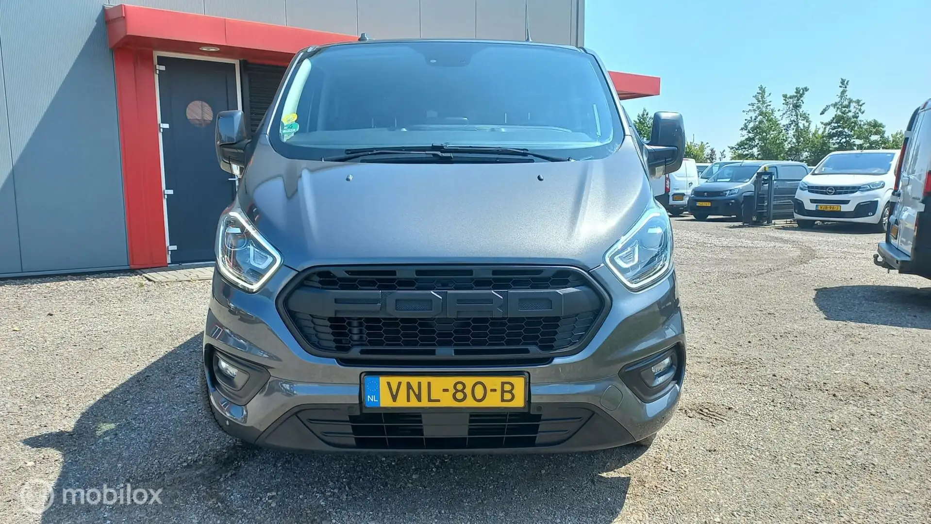 Ford Transit Custom 320 2.0 TDCI L2H1 Limited DC/2XSCHUIFDEUR/LEER Grijs - 2