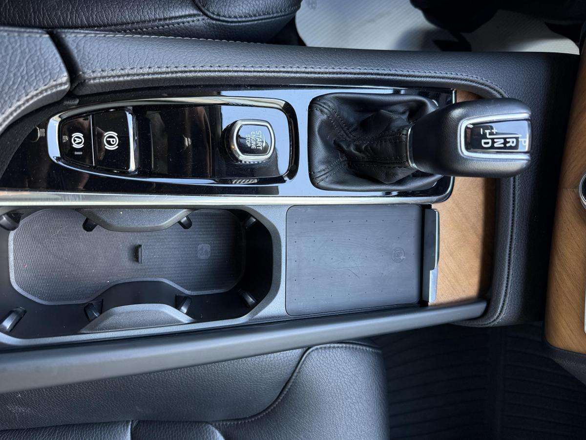 2022 Volvo XC90 T6 AWD Momentum 7-Seater thumb 17