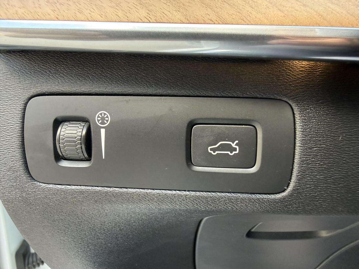2022 Volvo XC90 T6 AWD Momentum 7-Seater thumb 19