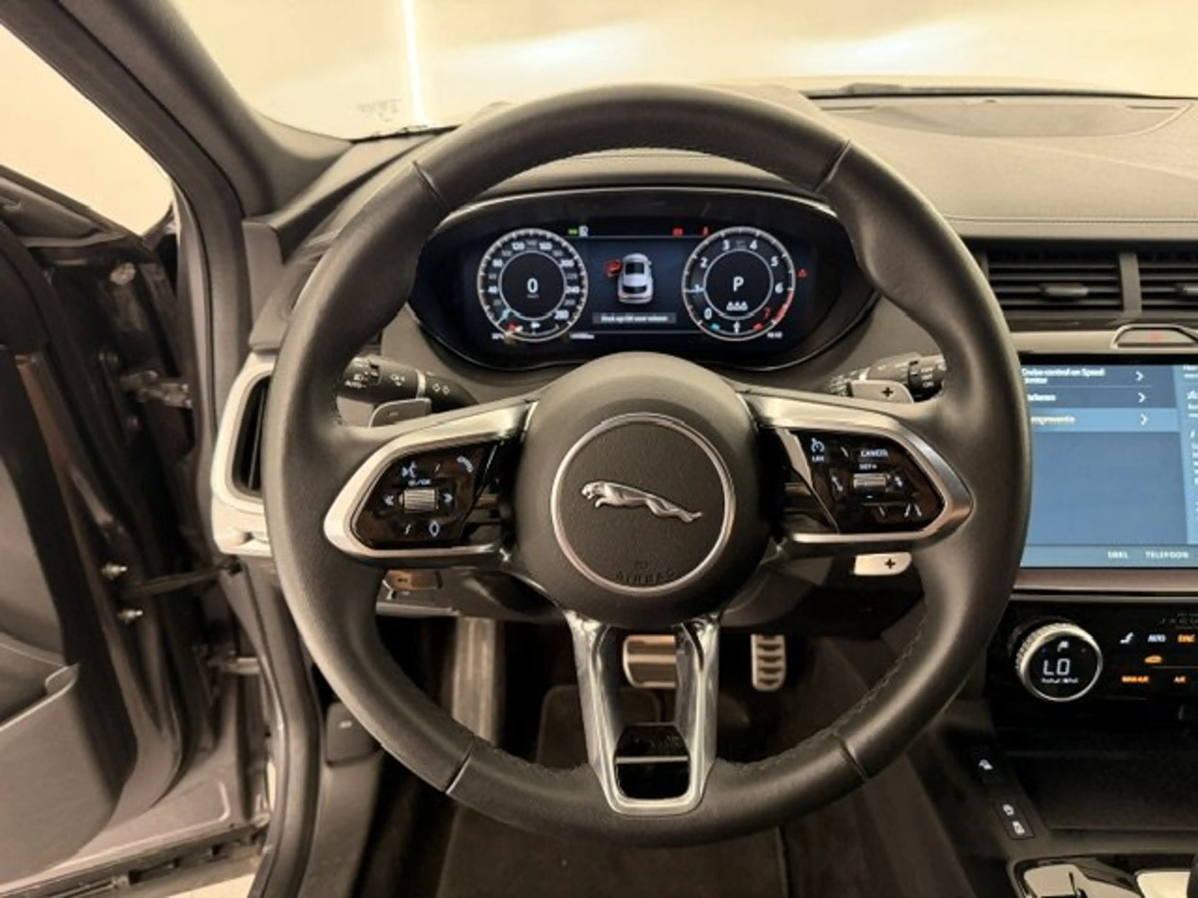 Jaguar E-Pace R-DYNAMIC HYBRID BENZINE AUTOMAAT 41000KM!!!! — photo 8