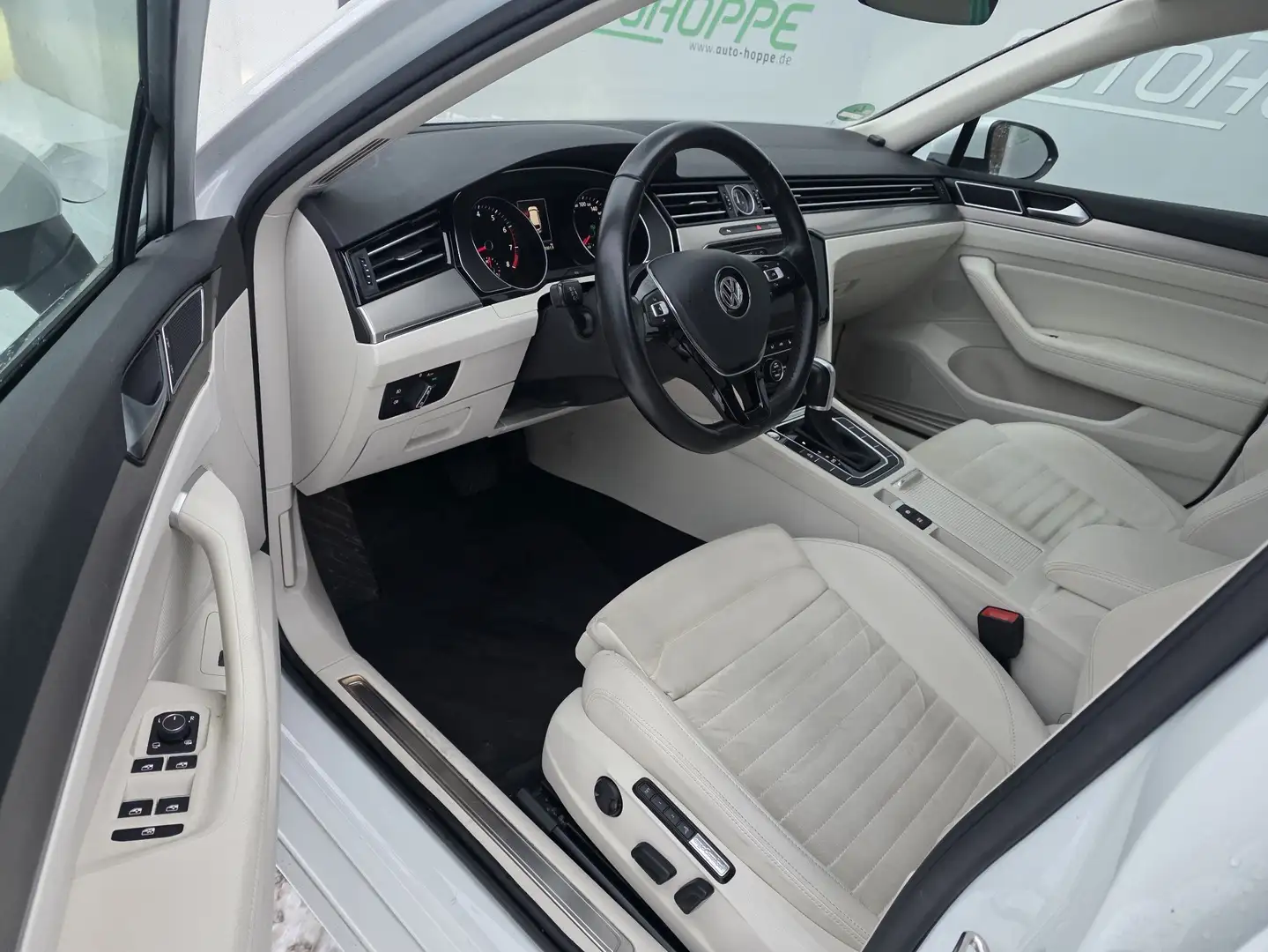 Volkswagen Passat Variant Highline DSG, DAB+, 8 Räder auf Alu, el. Heckkl Weiß - 2