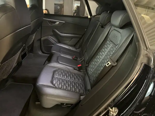 Audi RS Q8 view 12