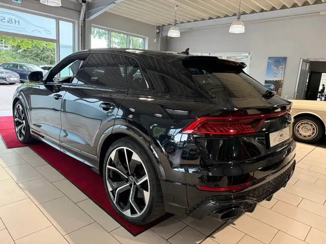 Audi RS Q8 view 9