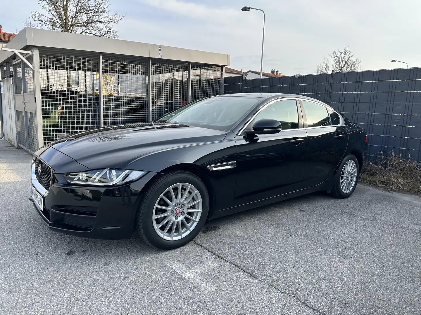 Jaguar XE E-Performance Prestige Aut. Schwarz - 2