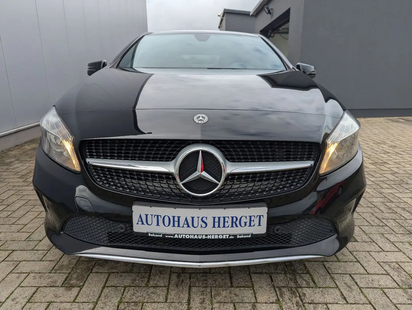 Mercedes-Benz A 180 CDI / d BlueEfficiency Urban Schwarz - 2