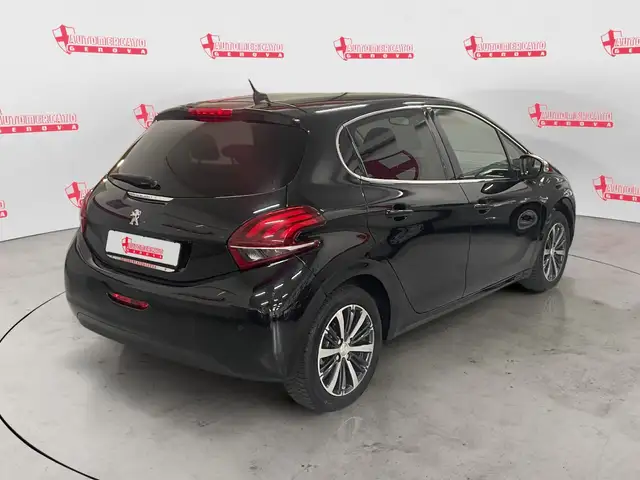 Peugeot 208 view 5