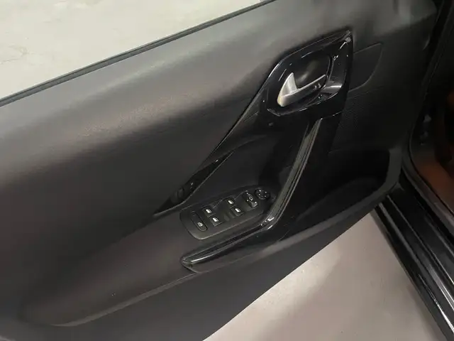 Peugeot 208 view 11