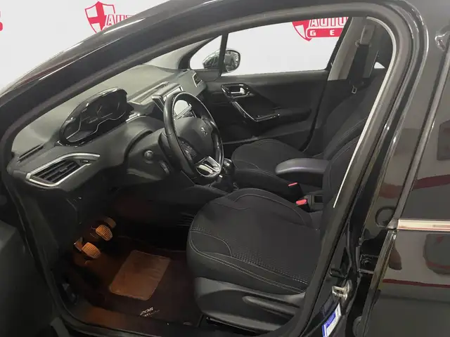 Peugeot 208 view 10