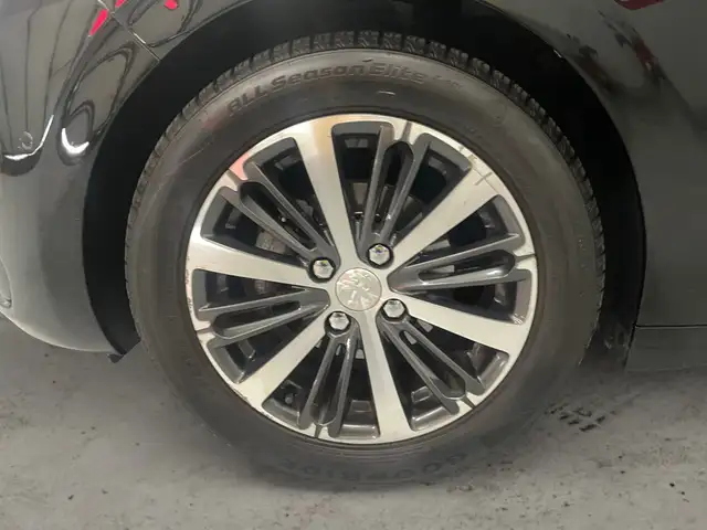 Peugeot 208 view 9