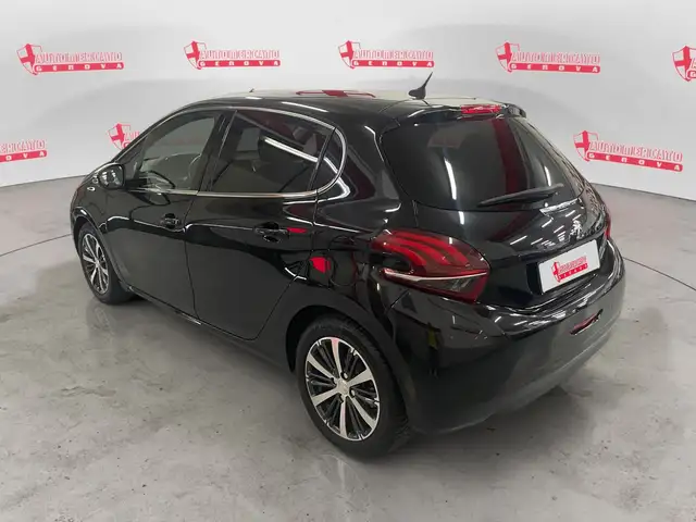 Peugeot 208 view 3