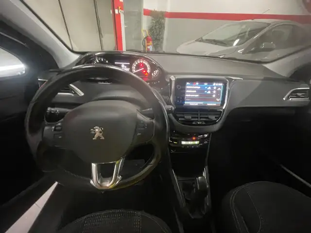 Peugeot 208 view 14