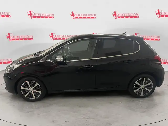 Peugeot 208 view 2