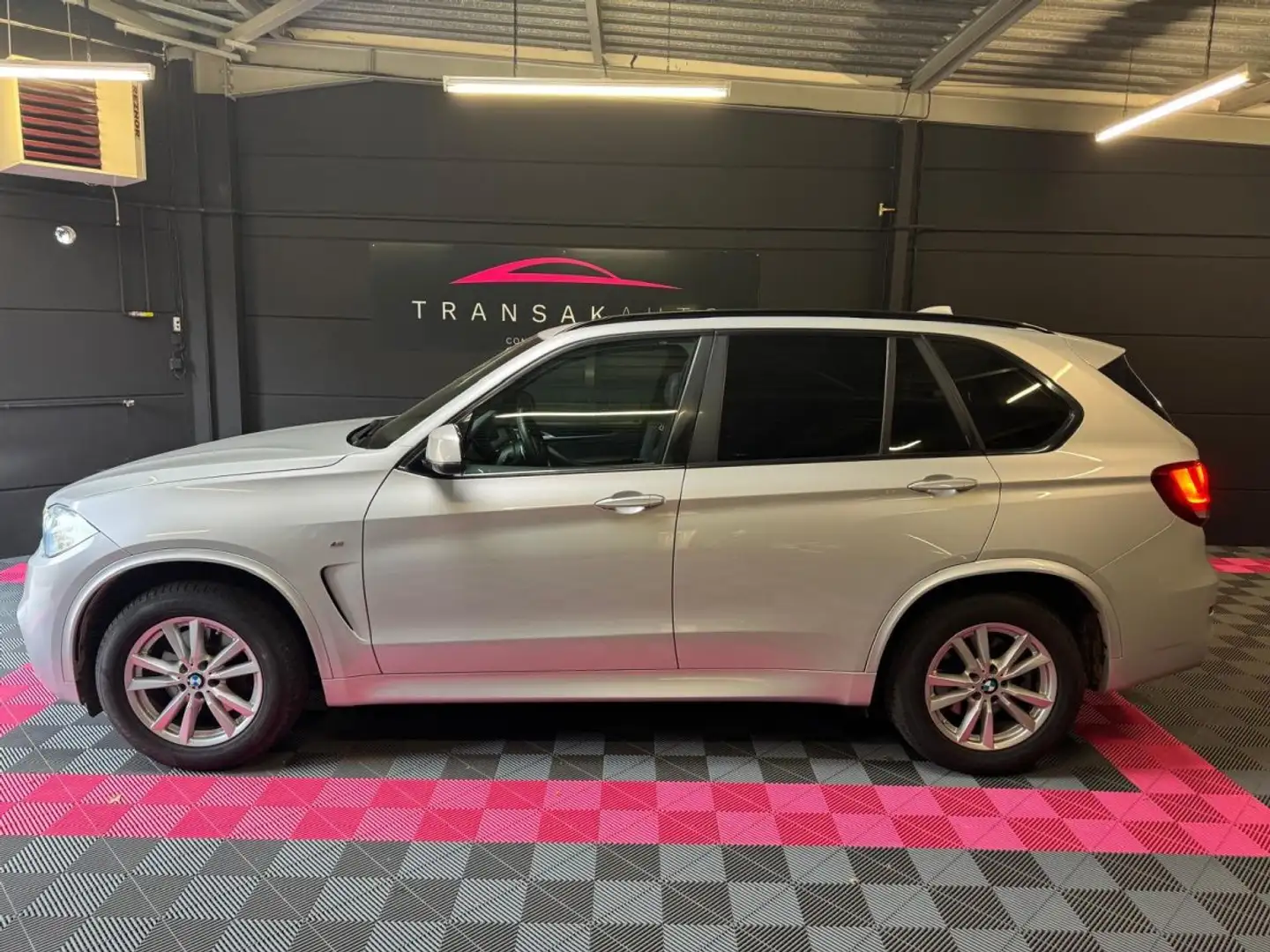 BMW X5 F15 xDrive40d 313 ch M Sport A/ Toit Ouvrant / Siege chauffant Cuir / Attelage Gris - 2