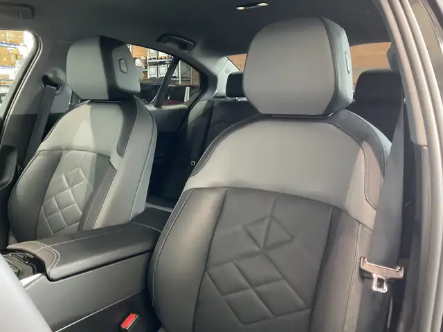 BMW 5 Series view 8