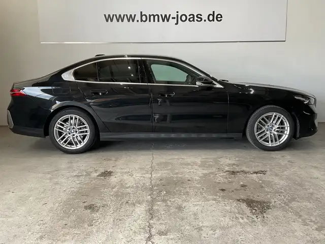 BMW 5 Series view 11