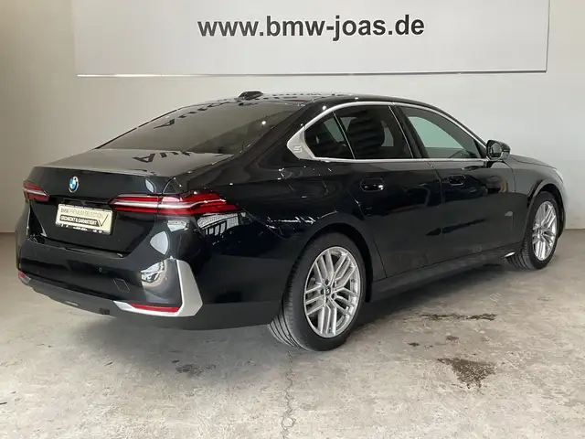 BMW 5 Series view 13