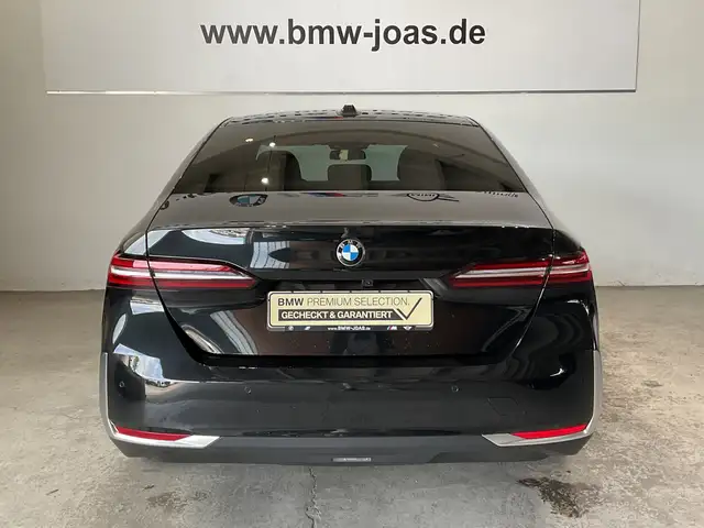 BMW 5 Series view 14