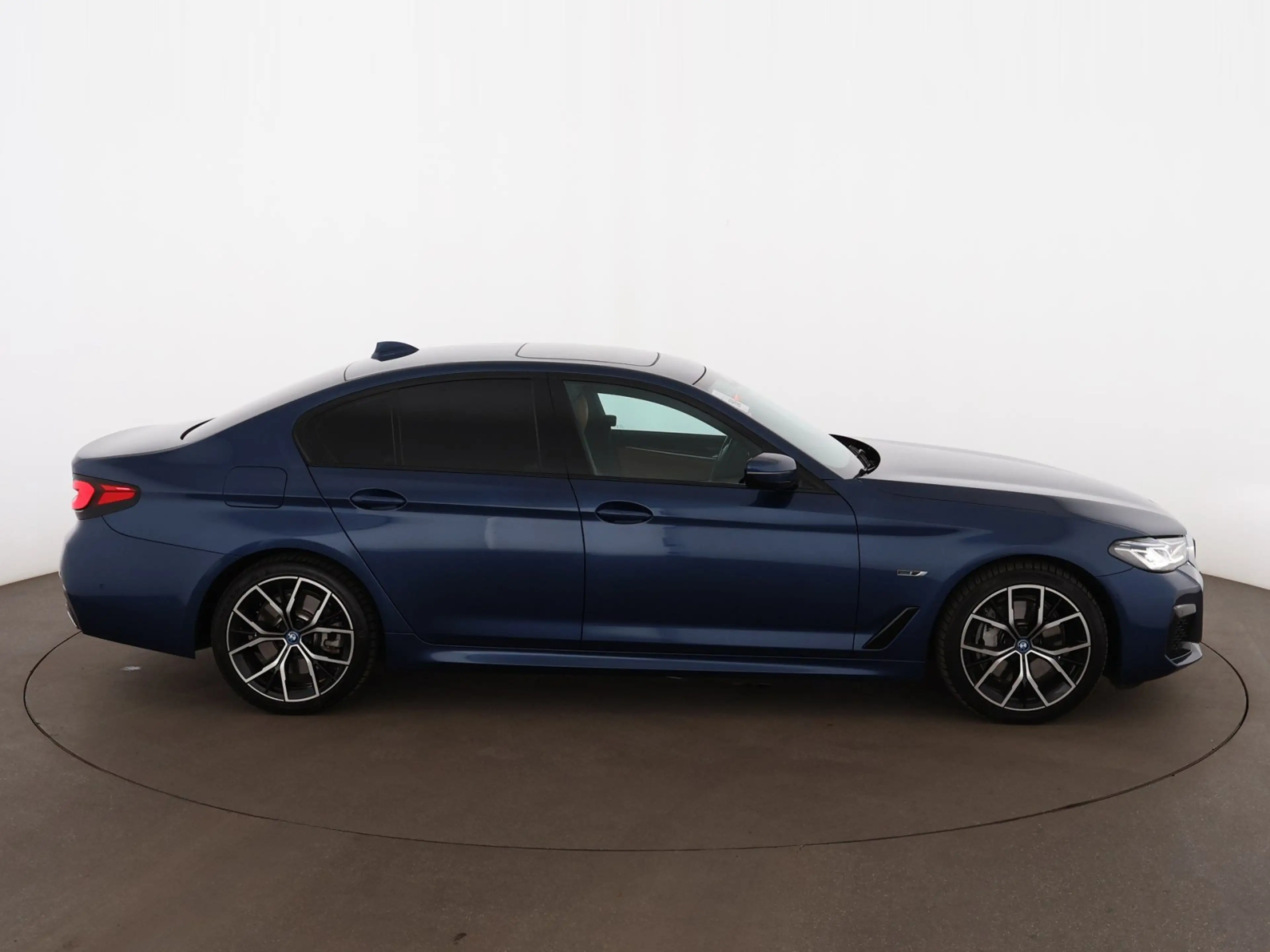 BMW 545 e Limousine xDrive M-Sport Aut LASER HEAD-UP — photo 9