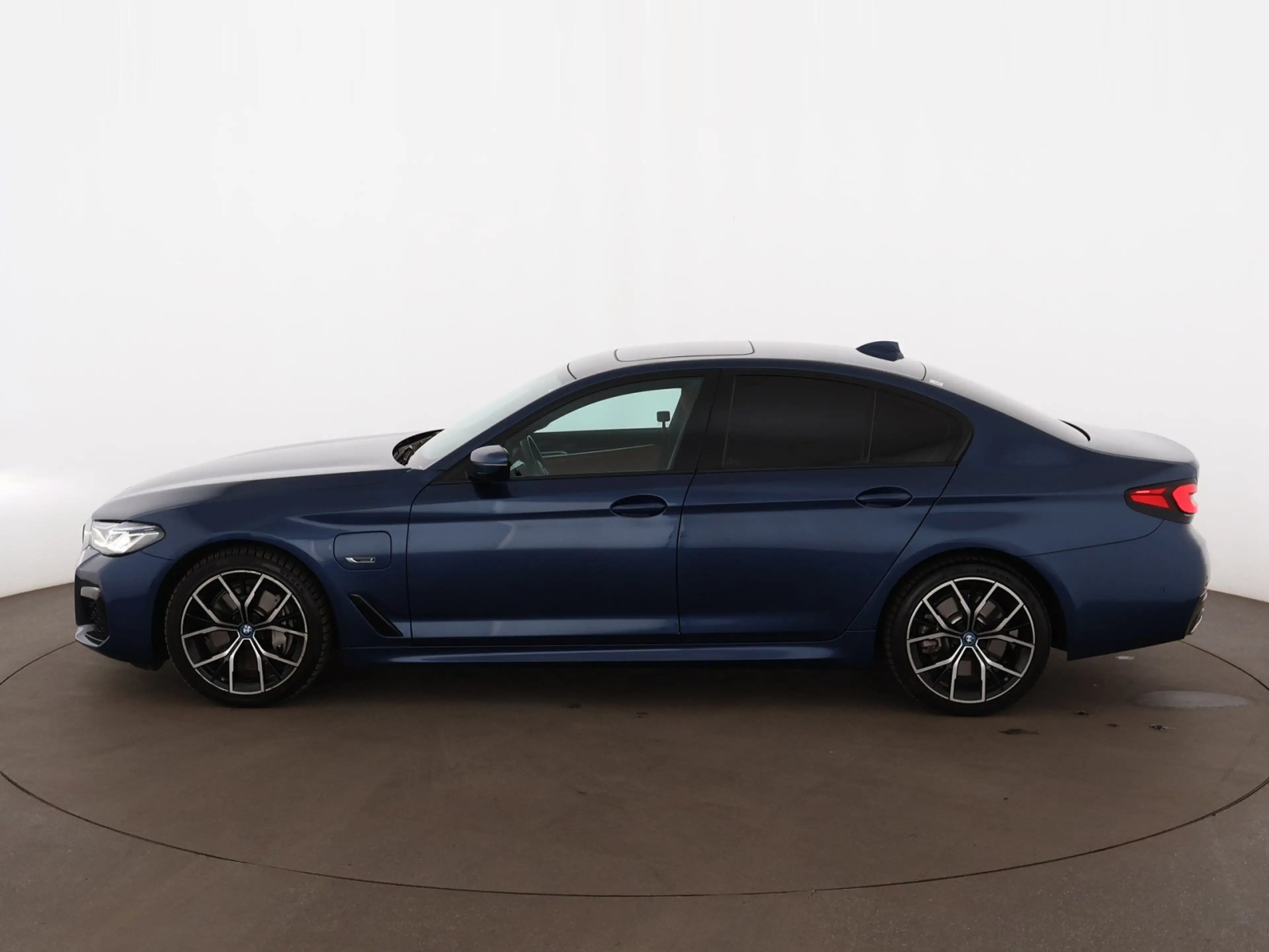BMW 545 e Limousine xDrive M-Sport Aut LASER HEAD-UP — photo 5