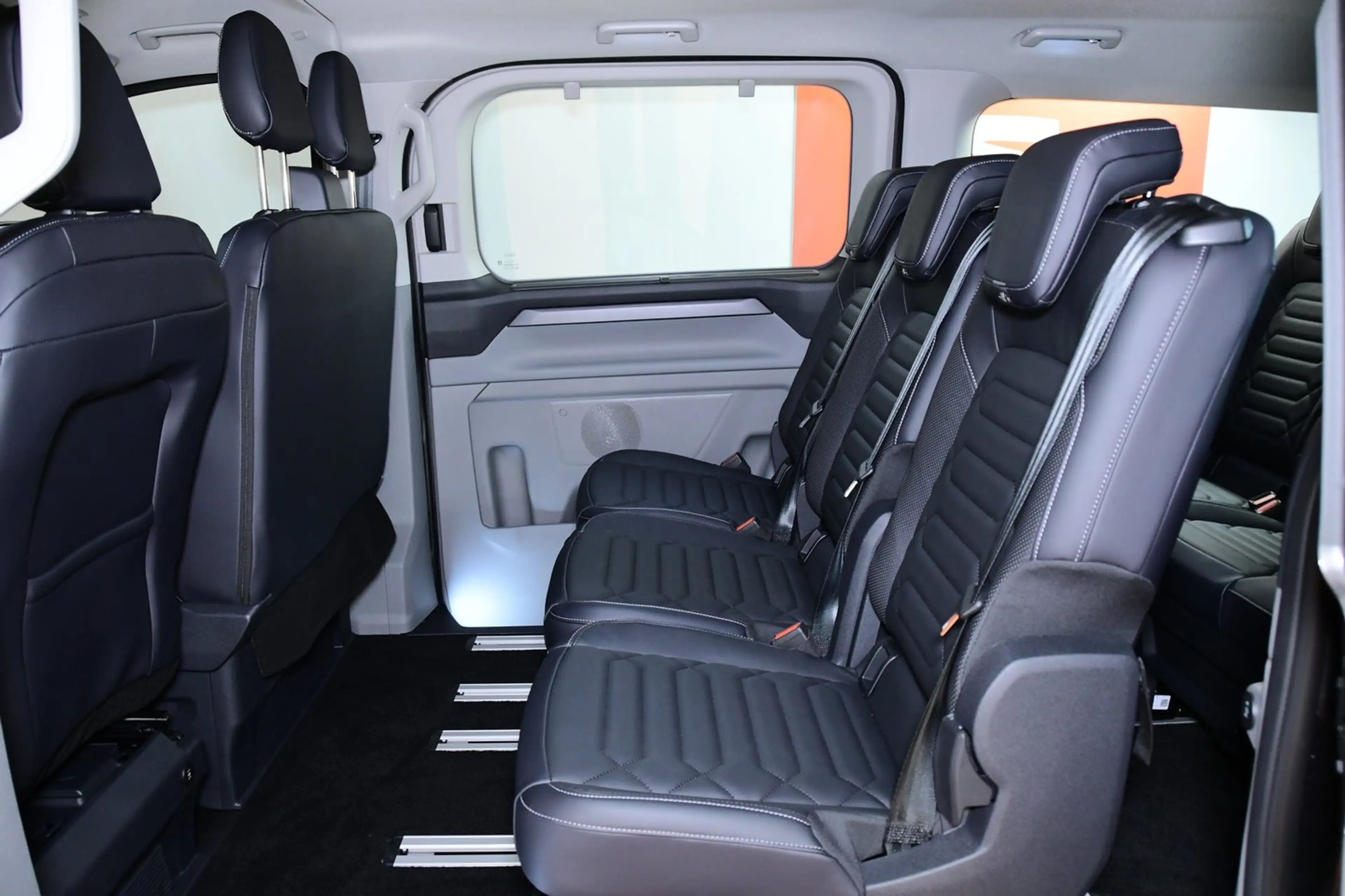 Ford Tourneo Custom Bus 2,0 EcoBlue 320 L2H1 — photo 10