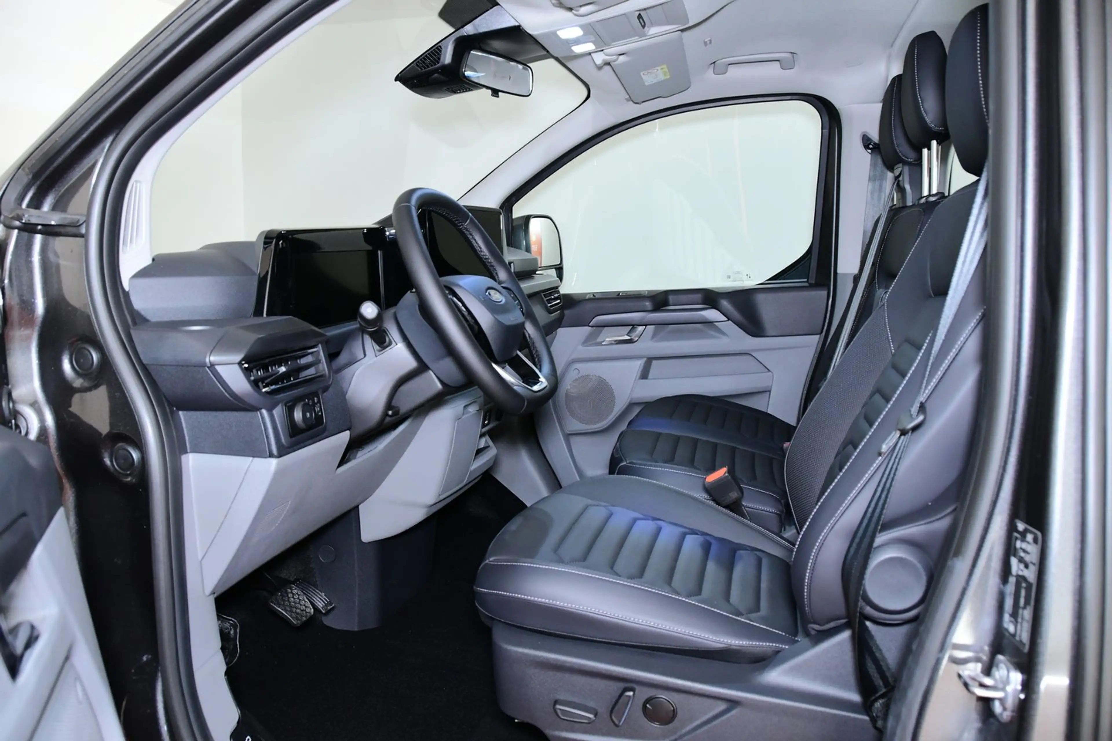 Ford Tourneo Custom Bus 2,0 EcoBlue 320 L2H1 — photo 7