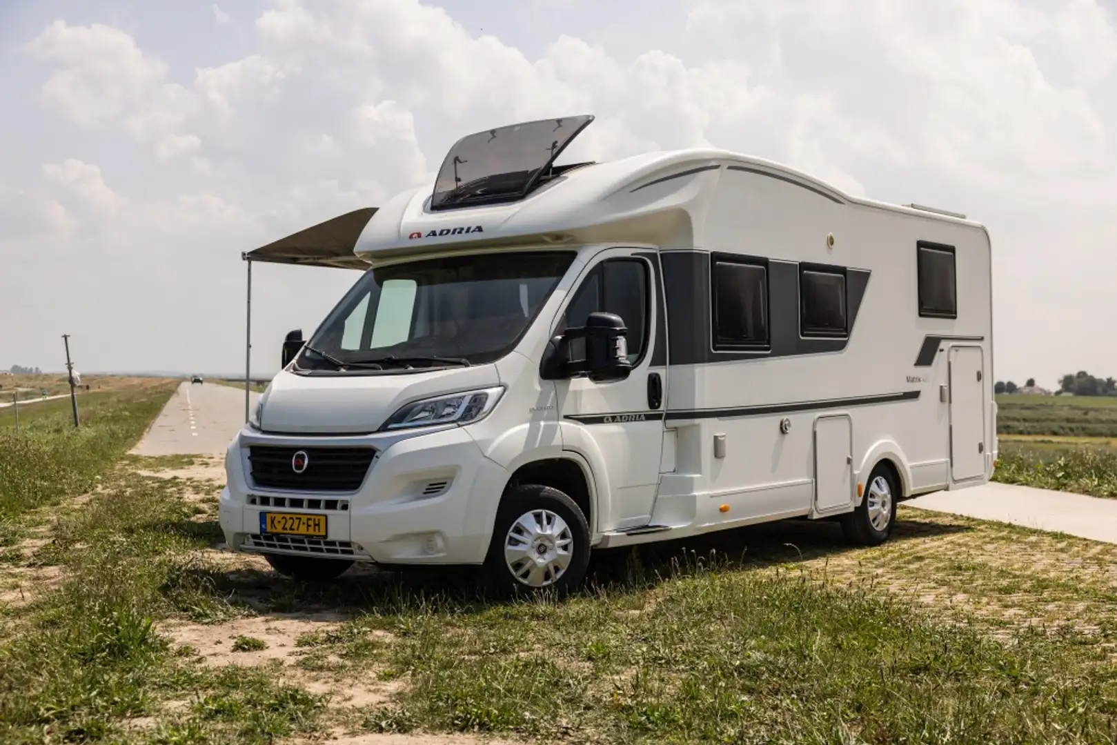 Adria MATRIX M 670SC Queensbed | Airco | Trekhaak | Blanc - 1