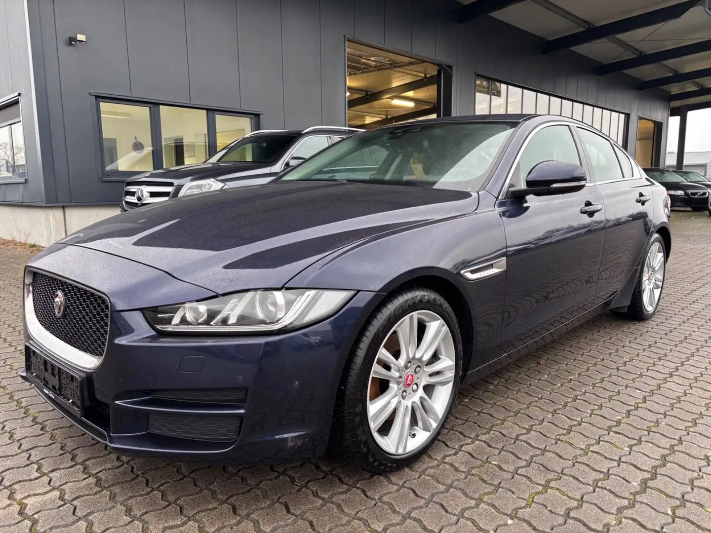 Jaguar XE 2,0 d aut.Xenon-Leder Eur6-Navi-Alu 18'' Azul - 1