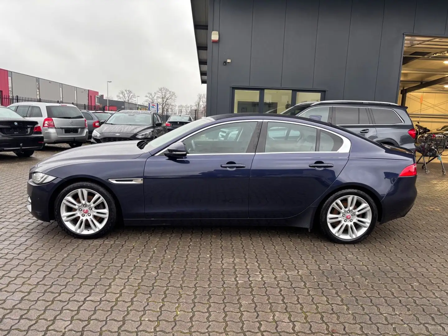 Jaguar XE 2,0 d aut.Xenon-Leder Eur6-Navi-Alu 18'' Azul - 2