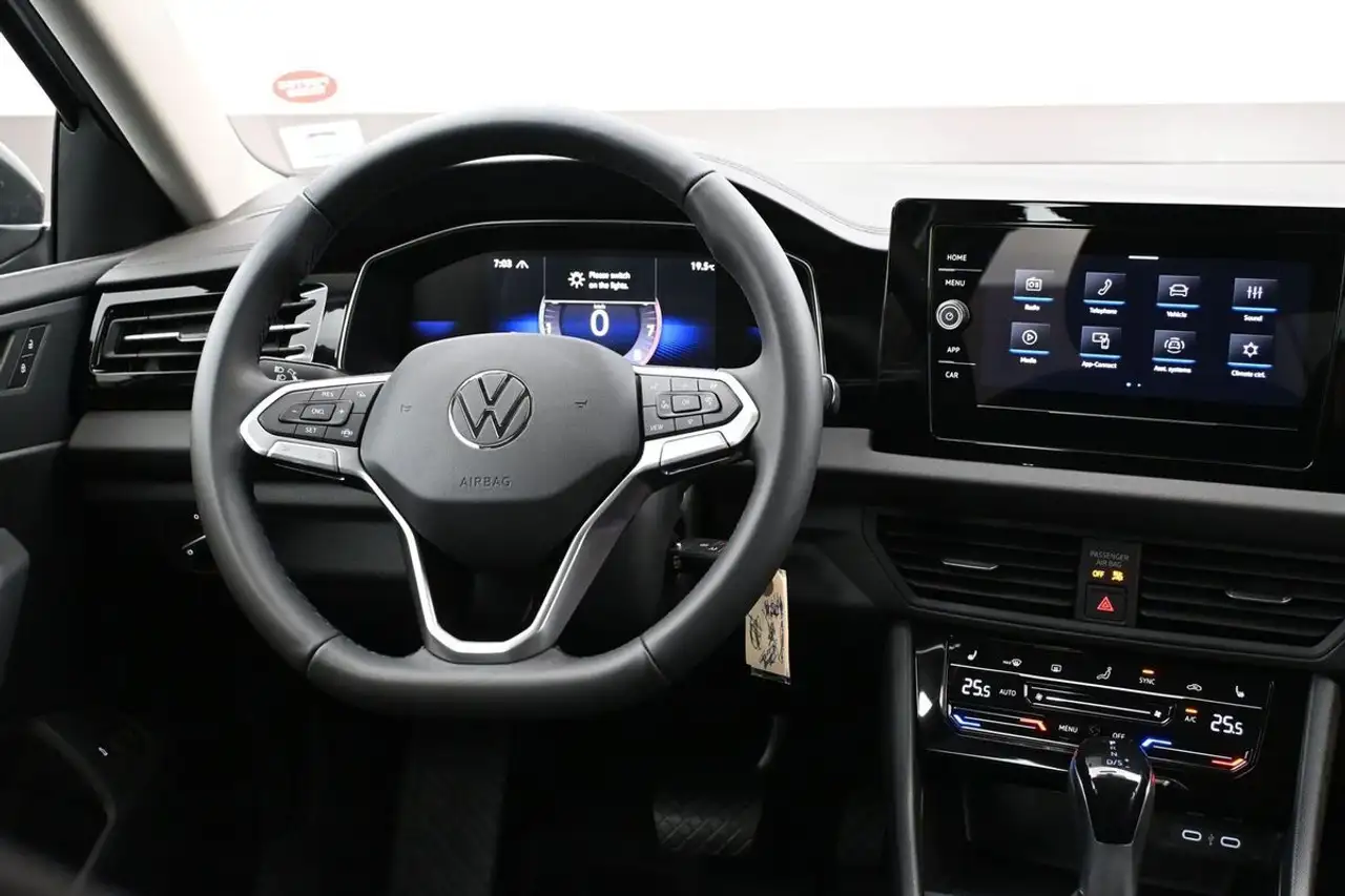Volkswagen Jetta снимка Volkswagen Jetta