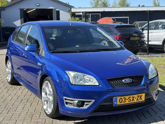 Ford Focus view 3