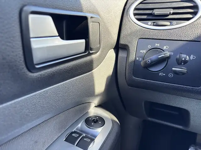 Ford Focus view 15