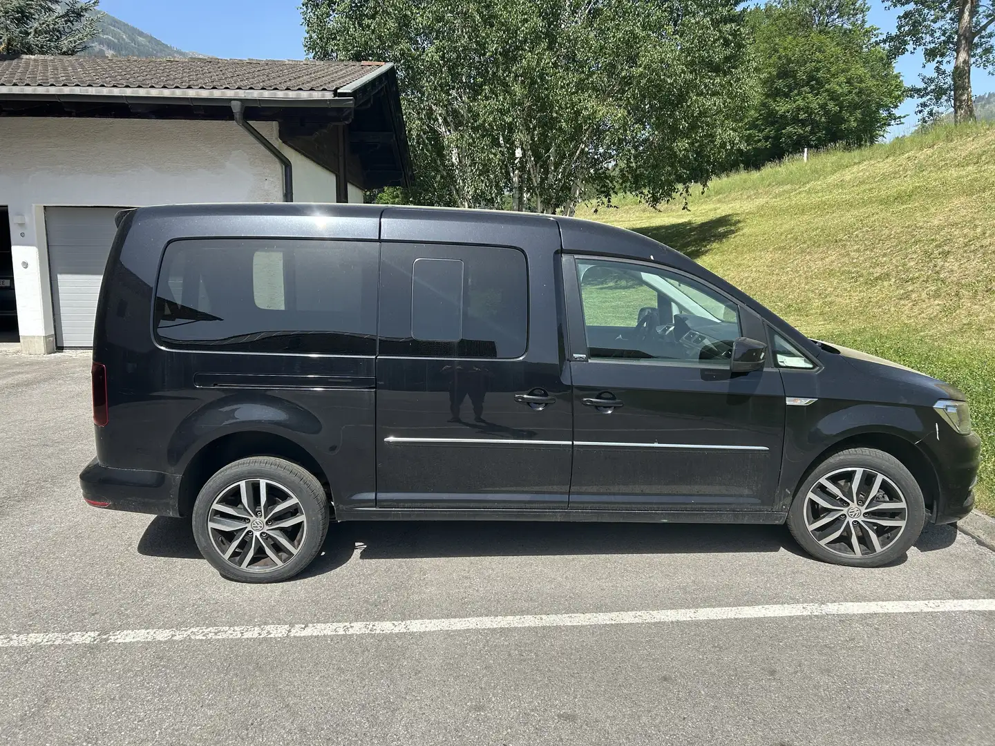 Volkswagen Caddy Kombi MaxiGenerationFour2,0TDI4MOTION DSG 7sitzer Schwarz - 1
