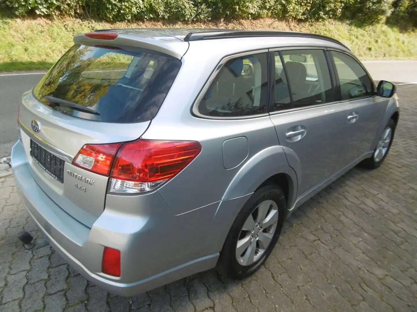 Subaru OUTBACK 2.0D Comfort Navi, Euro5, AHK Gümüş rengi - 2